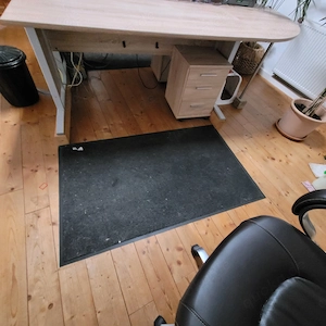 Schreibtisch und bürostuhl zu verschenken 