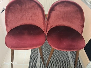 Schöne Weinrote Verlourstühle und ein kleiner Hocker