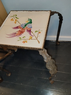 antik oder Alt tisch mit Keramik 