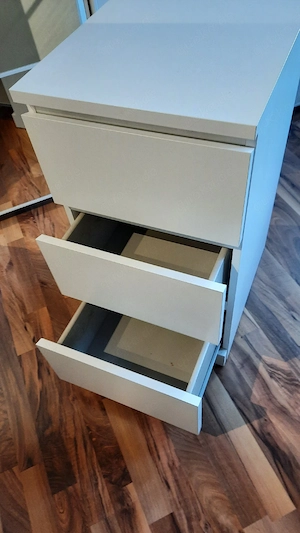 2 Nachtische mit Kommode