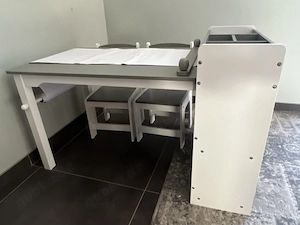 Kindertisch Möbelset 2 Stühlen und Regalschrank 4 Stoffkörbe