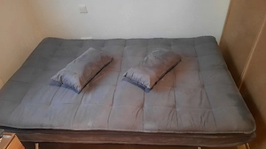 Schlafsofa mit Kissen