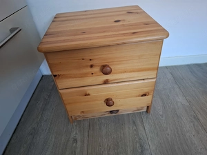 Zwei Nachttisch schränke zu verschenken  Bild 2