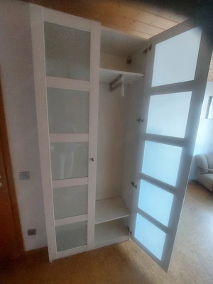 Gut erhaltener Ikea-Schrank kostenlos abzugeben.