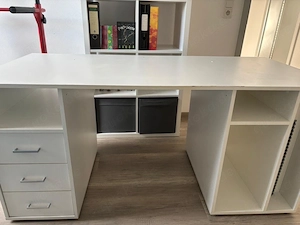 couch und schreibtisch