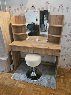 Toller Schminktisch mit 3 Farben LED und Drehhocker