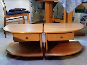 Zwei geschwungene Nachttische aus Vollholz