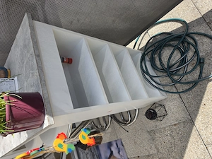 Verkaufe moderne theke grau weiss mit 2 barhockern metall sitz weiss