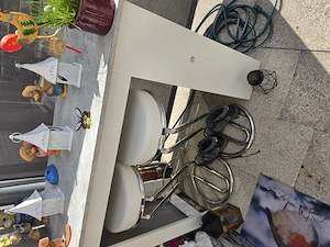Verkaufe moderne theke grau weiss mit 2 barhockern metall sitz weiss Bild 2
