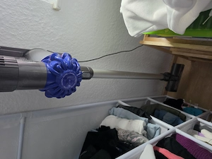 Verkaufe dyson Akkusauger V11 mit aufhängung ladekabel farbe blau
