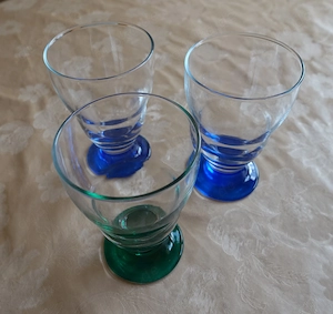 Haushalt - Gläser für Saft etc., 3 Stück 3 Euro + 1 Stück Longdrink 1 Euro