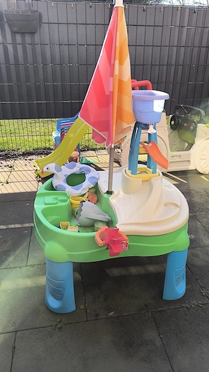 wasser spielbank mit spielzeuge 