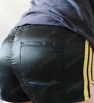 Gay-Spaß in Glanzshorts