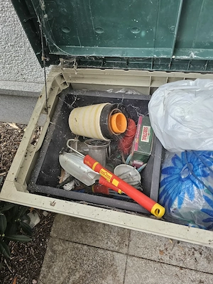 Gartentruhe inklusive div. Inhalt zu verschenken Bild 2