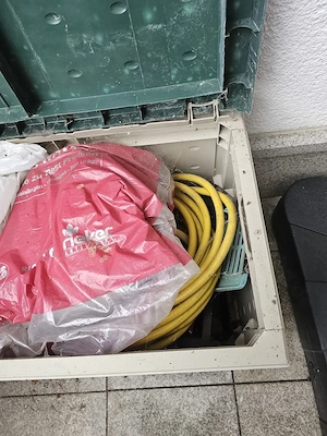 Gartentruhe inklusive div. Inhalt zu verschenken Bild 3