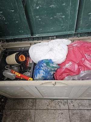 Gartentruhe inklusive div. Inhalt zu verschenken Bild 4