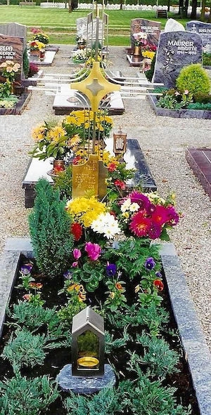 Grabkreuz mit Grablaterne