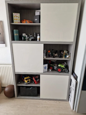 Regal mit Schiebetüren