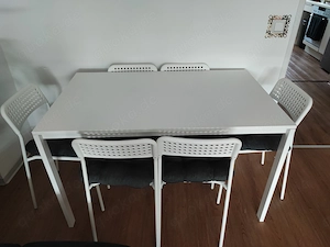 Tisch mit 6 Stühlen 