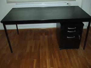 Büro-Schreibtisch mit Rollcontainer für Hängehefter, beides schwarz