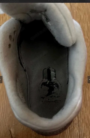 Getragener Turnschuh 