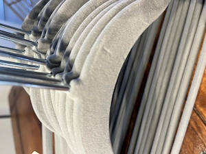 Kleiderbügel neu, samt in grau