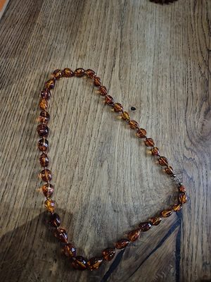 Bernsteinkette geschliffen