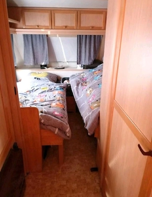 Wohnwagen mit festen Vorzelt 