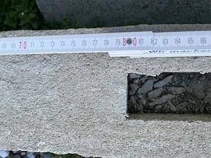 Betonmauer grau mit 2 Pfeiler