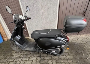 Roller 25 Km h mit Top case 