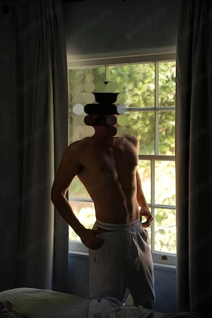 Ein 34-jähriger schwuler Mann, freundlich und kultiviert, der für einen anderen Mann mit ähnlichen V