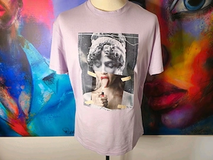 New Religion Motivdruck T-Shirt Größe L Lavendel Frau mit Feuerze