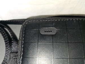 Lacoste Echtleder Handytasche integrierte induktive Powerbank Bild 4