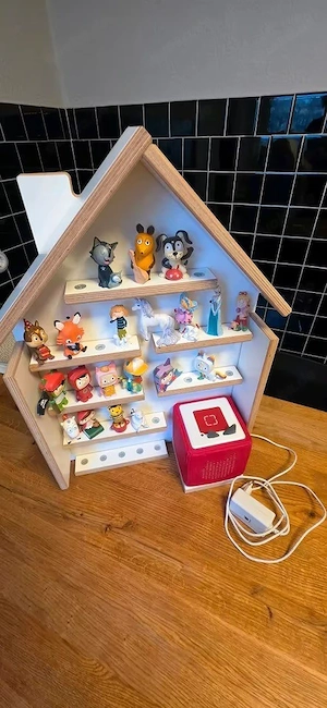 Toniebox + 20 Tonies + Holzregal Haus   Komplettset, Top Zustand