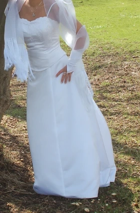 Hochzeitskleid Größe 36 in weiss mit Trägern und Spitzendekoltee