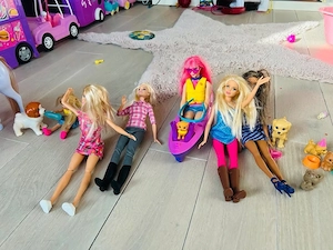 Barbies mit viel Equipment