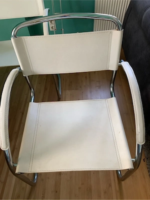 Weisse Stühle mit Metallgestell Bild 2