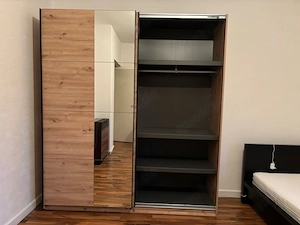 Kleiderschrank mit Schiebetüren und Spiegel