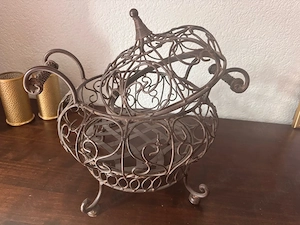 schöner Obstkorb aus Metall zu verkaufen