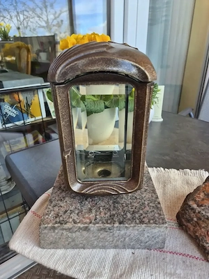 Grableuchte und Grabvase