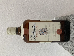 7 Flaschen Whiskey und 1 Flasche Rum, teilweise mit Verpackung 