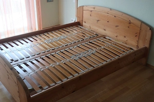 Schönes Massivholz-Bett 160x200 zu verkaufen