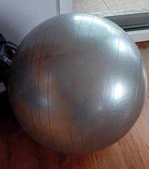 Gymnastikball und Luftpumpe
