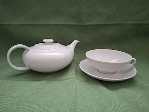 Teekanne mit Schalentasse