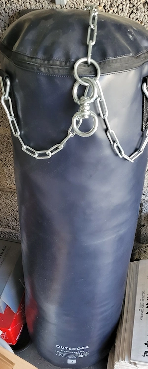 Boxsack mit Handschuhe und Haken zum aufhängen