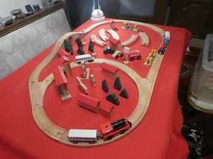 Holzeisenbahn mit Autos und Zügen 