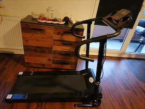 Laufband (platzsparend ) mit Trainingscomputer 