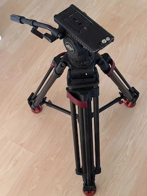 Sachtler Video 20 S1 Fluid Head mit Carbon Stativ und Mittelspinne 100mm Schale