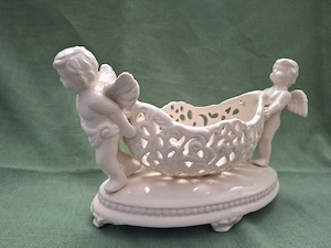 Bonboniere mit ajour und Putten