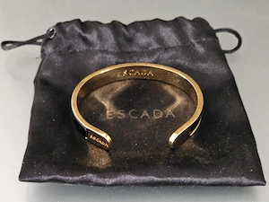Neuwertig! Original ESCADA Armreif Cuff Torque mit poliertem Gold Finish & 2 Anhänger TOP! Bild 8